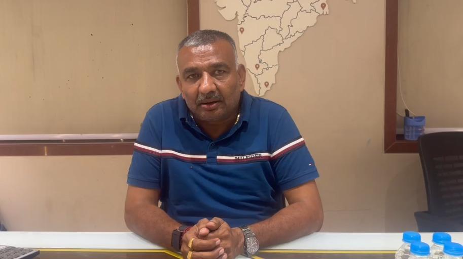 <p><span style="color: rgb(224, 62, 45);" data-mce-style="color: rgb(224, 62, 45);"><strong>વૈશ્વિક યુદ્ધના પડછાયા હેઠળ સુરતનો ટેક્સટાઇલ ઉદ્યોગ મુશ્કેલીમાં :</strong></span> વીજળીના ફિક્સ ચાર્જમાં 50% રાહત આપવા DGVCLને કરાઈ રજૂઆત... </p>