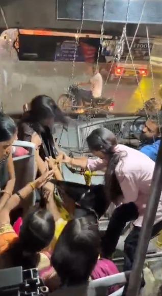 <p><span style="color: rgb(224, 62, 45);" data-mce-style="color: rgb(224, 62, 45);"><strong>લો બોલો! </strong></span>સુરતમાં બસની એક સીટ માટે બે મહિલાઓ વચ્ચે થઈ મારામારી, <strong>મુસાફરોના જીવ અધ્ધર...</strong></p>