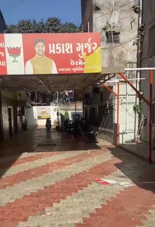 <p><span style="color: rgb(224, 62, 45);" data-mce-style="color: rgb(224, 62, 45);"><strong>અમદાવાદનાં બાપુનગરમાં અસામાજિક તત્વોનો આતંક</strong></span>, ભાજપના કોર્પોરેટરની ઓફિસમાં તોડફોડ અને વૃદ્ધ પર કર્યો હુમલો...</p>