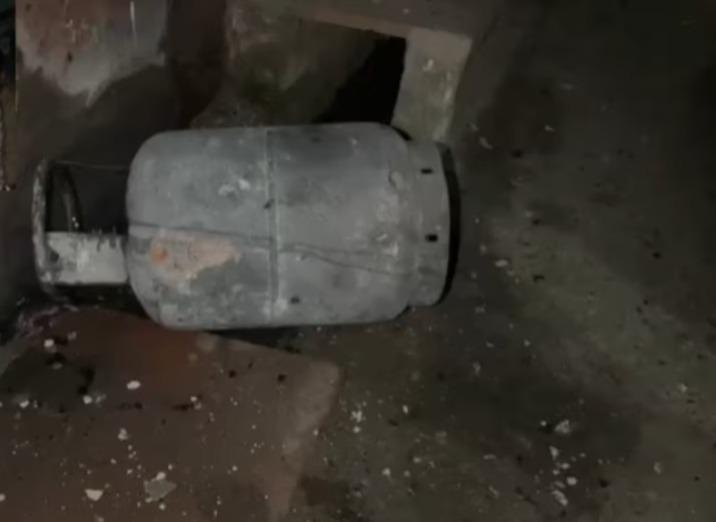 <p><span style="color: rgb(224, 62, 45);" data-mce-style="color: rgb(224, 62, 45);"><strong>અલીગઢમાં અગરબત્તીના કારણે ગેસ સિલિન્ડર ફાટતા સર્જાઈ ભયાનક દુર્ઘટના? </strong></span>રહેણાંક મકાનમાં લાગેલી આગમાં બે ભાઈઓ દાઝ્યા... </p>