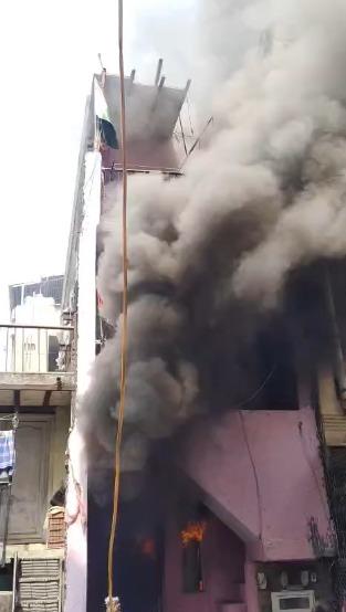 <p><span style="color: rgb(224, 62, 45);" data-mce-style="color: rgb(224, 62, 45);"><strong>સુરત લિંબાયતમાં અગ્નિકાંડ : </strong></span>બે ગેસના બાટલા અને 8 ટન સાડીઓના જથ્થા વચ્ચે ભભૂકેલી આગે 5 સભ્યોનો ભોગ લીધો...</p>