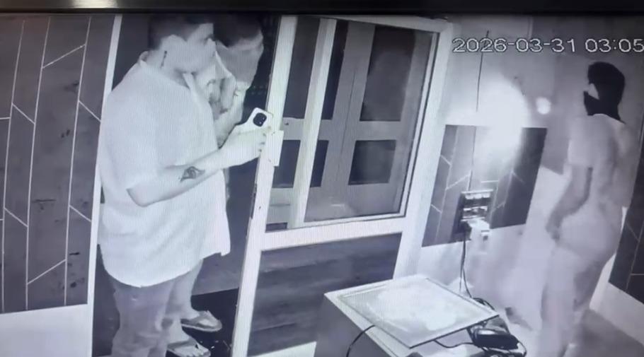 <p><span style="color: rgb(224, 62, 45);" data-mce-style="color: rgb(224, 62, 45);"><strong>તસ્કરોનો માસ્ટર પ્લાન ફેલ! </strong></span>રાજકોટ અમીત જવેલર્સમાં ચોરી કર્યાના થોડા જ કલાકોમાં પોલીસના હાથે ઝડપાયા આરોપીઓ... </p>