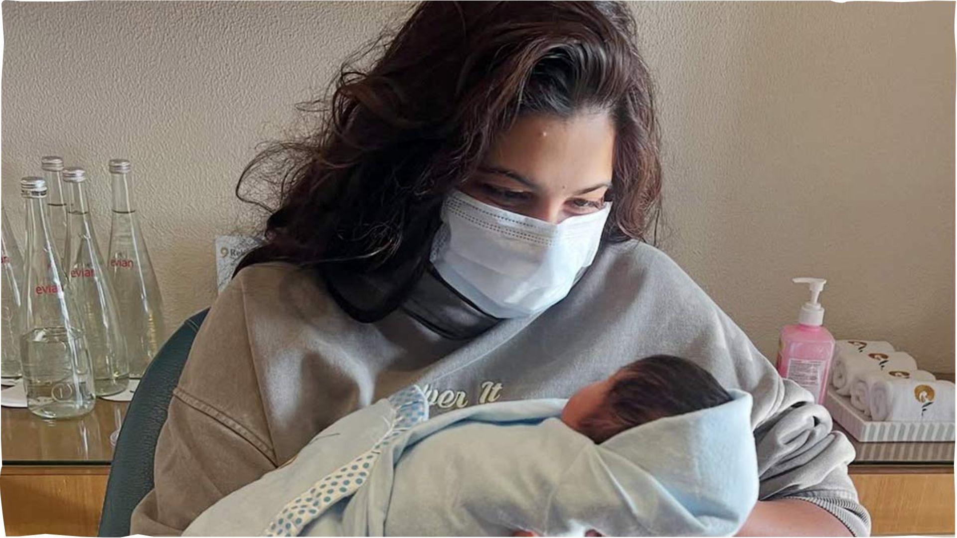 <p><span style="color: rgb(224, 62, 45);" data-mce-style="color: rgb(224, 62, 45);">સોનમ કપૂરના નાના બેબીની પહેલી ઝલક, </span>માસી રિયાની ગોદમાં દેખાયો, ક્યુટનેસથી નજર હટતી જ નથી</p>