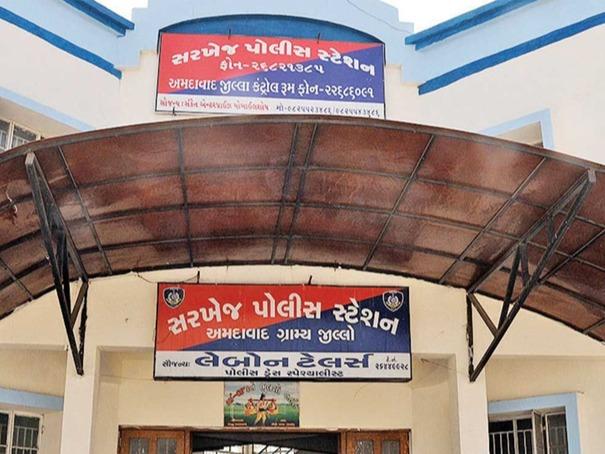 <p><span style="color: rgb(224, 62, 45);" data-mce-style="color: rgb(224, 62, 45);"><strong>નજર ચૂકવીને ખિસ્સું કાપવાની નવી રીત : </strong></span>અમદાવાદમાં સ્પીકર બદલવાના બહાને ગઠિયાઓ પાણીપુરીવાળાના બેંક ખાતામાંથી ₹45,000 ઉપાડી ગયા... </p>