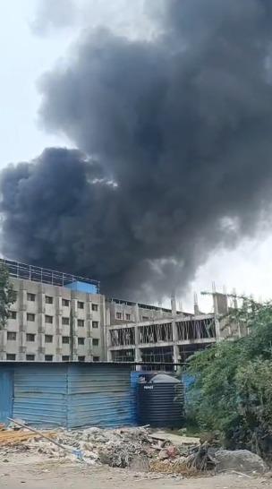 <p><span style="color: rgb(224, 62, 45);" data-mce-style="color: rgb(224, 62, 45);"><strong>સુરત : સચિન GIDCની ગોપીનાથ મીટીંગ ફેક્ટરીમાં ભીષણ આગ,</strong></span> ફાયર બ્રિગેડે કર્યો મેજર કોલ જાહેર... </p>