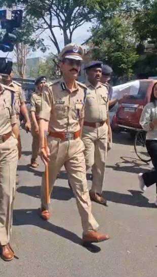 <p><span style="color: rgb(224, 62, 45);" data-mce-style="color: rgb(224, 62, 45);"><strong>અમદાવાદમાં ટ્રાફિકની સમસ્યાથી મુક્તિ અપાવવા પોલીસ કમિશનર મેદાને : </strong></span>મુખ્ય રસ્તાઓ પરના કટ બંધ કરીને ટ્રાફિક ડાયવર્ટ કરવાની કવાયત શરૂ... </p>