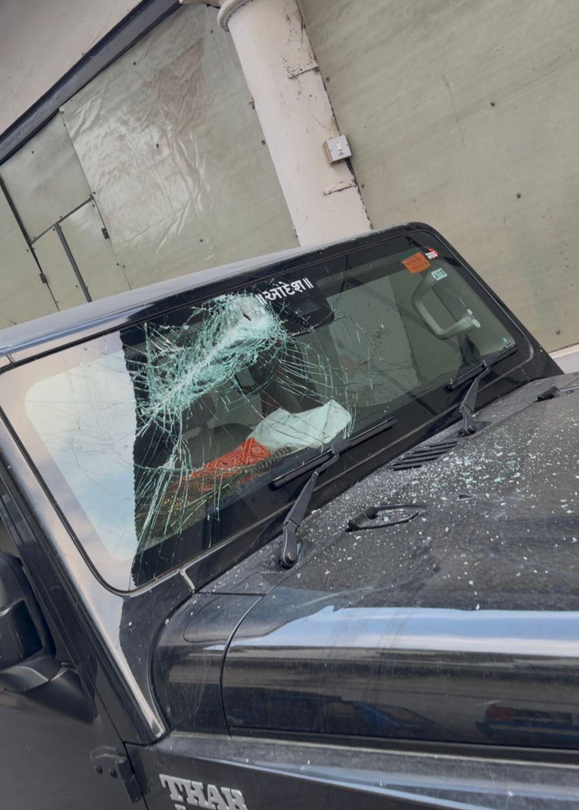 <p><span style="color: rgb(224, 62, 45);" data-mce-style="color: rgb(224, 62, 45);"><strong>વેરની અગ્નિ હજુ ઠરી નથી? : </strong></span>માધવપુરામાં જે દીકરાની હત્યા કરી, તે જ ઘરની બહાર ગાડીમાં કરી તોડફોડ; <strong>CCTVમાં કેદ થયો લુખ્ખાગીરીનો ખેલ... </strong></p>