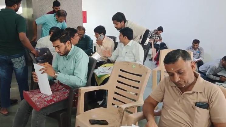 <p><span style="color: rgb(224, 62, 45);" data-mce-style="color: rgb(224, 62, 45);"><strong>સુરત મહાનગરપાલિકાની ચૂંટણીનો જંગ :</strong></span> ભાજપ દ્વારા દાવેદારોની 'સેન્સ' લેવાની પ્રક્રિયાનો ધમધમાટ શરૂ... </p>