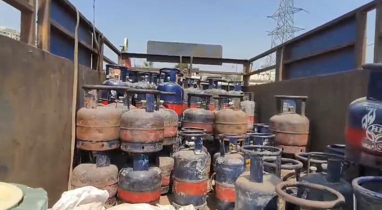 <p><span style="color: rgb(224, 62, 45);" data-mce-style="color: rgb(224, 62, 45);"><strong>સુરતના સચિનમાં ગેસના બાટલાનું ગેરકાયદેસર વેચાણ : </strong></span>શ્રમિકો પાસેથી ઉઘાડી લૂંટ ચલાવતા બે શખ્સો ઝડપાયા, <strong>પોલીસે ટેમ્પો જપ્ત કર્યો... </strong></p>