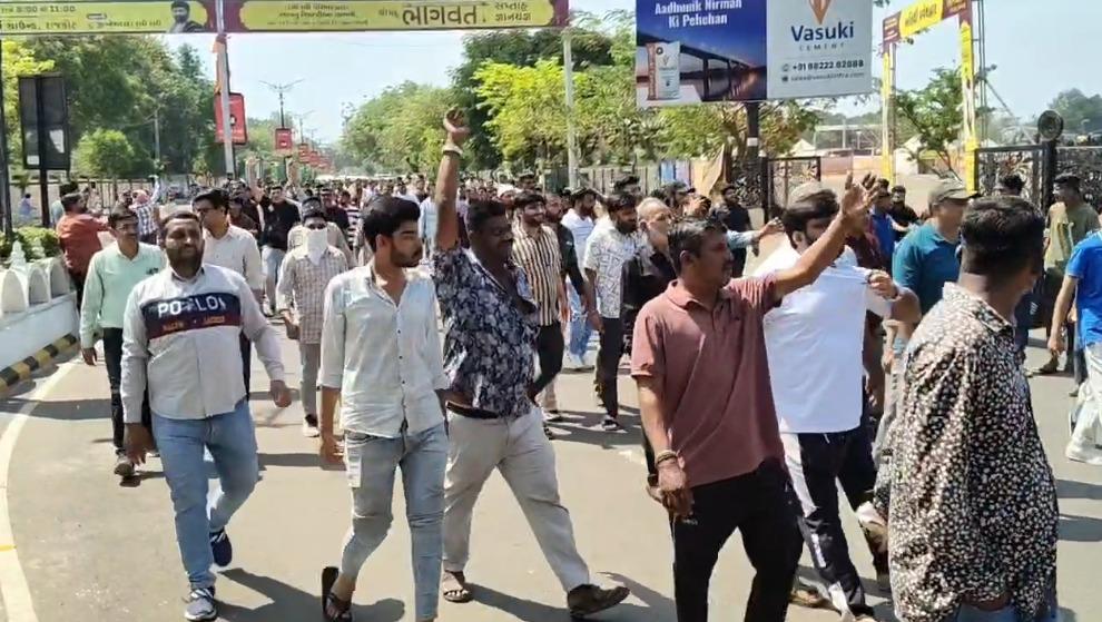 <p><span style="color: rgb(224, 62, 45);" data-mce-style="color: rgb(224, 62, 45);"><strong>ધ્રુવ કમલ’ બિલ્ડિંગના પિલર તોડવાને કારણે આયુષ્ય ઘટશે, </strong></span>ગુજરાત યુનિવર્સિટીમાં NSUI દ્વારા ઉગ્ર વિરોધ પ્રદર્શન, કર્યા ગંભીર આક્ષેપો... </p>