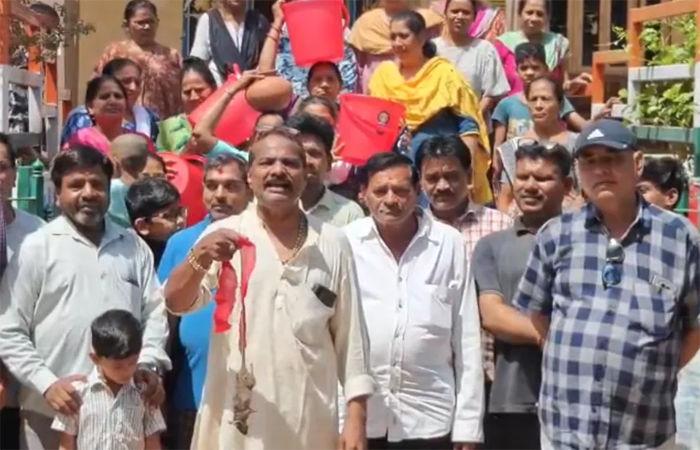 <p>પીજમાં પીવાના પાણી મુદ્દે પંચાયત કચેરીએ <span style="color: rgb(224, 62, 45);" data-mce-style="color: rgb(224, 62, 45);"><strong>માટલા ફોડી ઉંદરની 'સ્મશાન યાત્રા' કાઢી</strong></span></p>