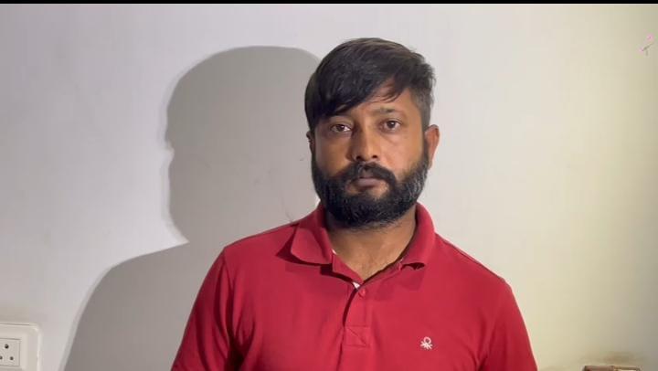 <p>રાજકોટ સ્પાઈ કેમેરા કાંડ: <strong><span style="color: rgb(224, 62, 45);" data-mce-style="color: rgb(224, 62, 45);">તોડબાજ પત્રકાર અજયસિંહ ચુડાસમાની કરી ધરપકડ,</span></strong> ક્લિનિકમાં વીડિયો ઉતારી 25 લાખની ખંડણી માંગવાનો આક્ષેપ</p>