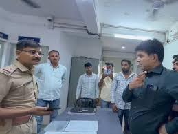 <p><strong><span style="color: rgb(224, 62, 45);" data-mce-style="color: rgb(224, 62, 45);">ખંભાળિયામાં હાઈવોલ્ટેજ ડ્રામા:</span> 'આપ' કાર્યકરો અને પોલીસ વચ્ચે ઘર્ષણ, ઈસુદાન ગઢવીની અટકાયત</strong></p>