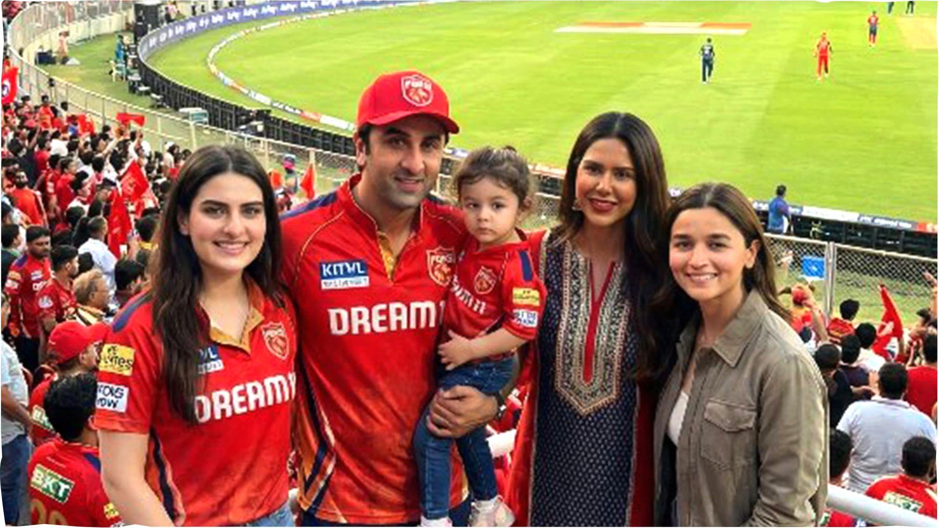 <p><span style="color: rgb(224, 62, 45);" data-mce-style="color: rgb(224, 62, 45);">ધોની-શાહરૂખ વચ્ચે છવાઈ, </span>જેઠાલાલ સાથે જોઈ IPL, કોણ છે આ ફેક હસીના?</p>