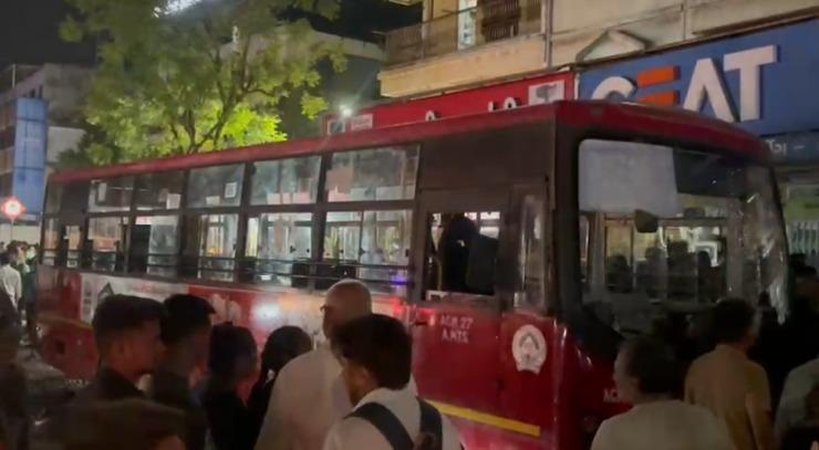 <p><span style="color: rgb(224, 62, 45);" data-mce-style="color: rgb(224, 62, 45);"><strong>અમદાવાદ અકસ્માત : </strong></span>કૃષ્ણનગરમાં AMTS બસ ચાલકે બળદગાડાને લીધું અડફેટે, <strong>રોષે ભરાયેલા લોકોએ બસના કાચ ફોડ્યા...</strong></p>