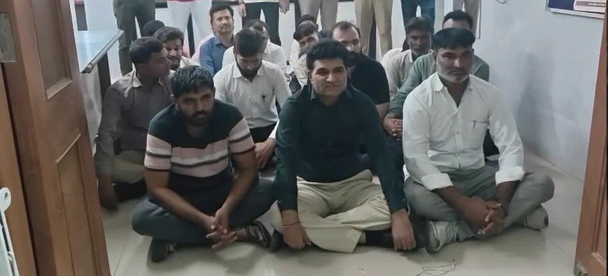 <p><span style="color: rgb(224, 62, 45);" data-mce-style="color: rgb(224, 62, 45);"><strong>દ્વારકામાં હાઈવોલ્ટેજ ડ્રામાનો અંત: </strong></span>ઈસુદાન ગઢવી સહિત 'આપ'ના 30 નેતા-કાર્યકરોની અટકાયત બાદ મોડી રાત્રે મુક્તિ</p>