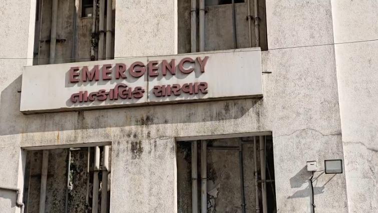 <p><span style="color: rgb(224, 62, 45);" data-mce-style="color: rgb(224, 62, 45);"><strong>સુરત : સગરામપુરાપોલીસ ચોકી પાસે જ વેપારી પર અસામાજિક તત્વોએ કર્યો ચપ્પુથી હુમલો,</strong></span> દારૂ પીવાની ના પાડતા મામલો બિચક્યો...</p>