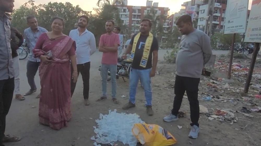 <p><span style="color: rgb(224, 62, 45);" data-mce-style="color: rgb(224, 62, 45);"><strong>સુરત કામરેજમાં જે.બી. ઇન્ડસ્ટ્રીઝ પાસે દારૂનો અડ્ડો પકડાતા હોબાળો, </strong>'</span>આપ' દ્વારા દારૂનો કરાયો નાશ...</p>