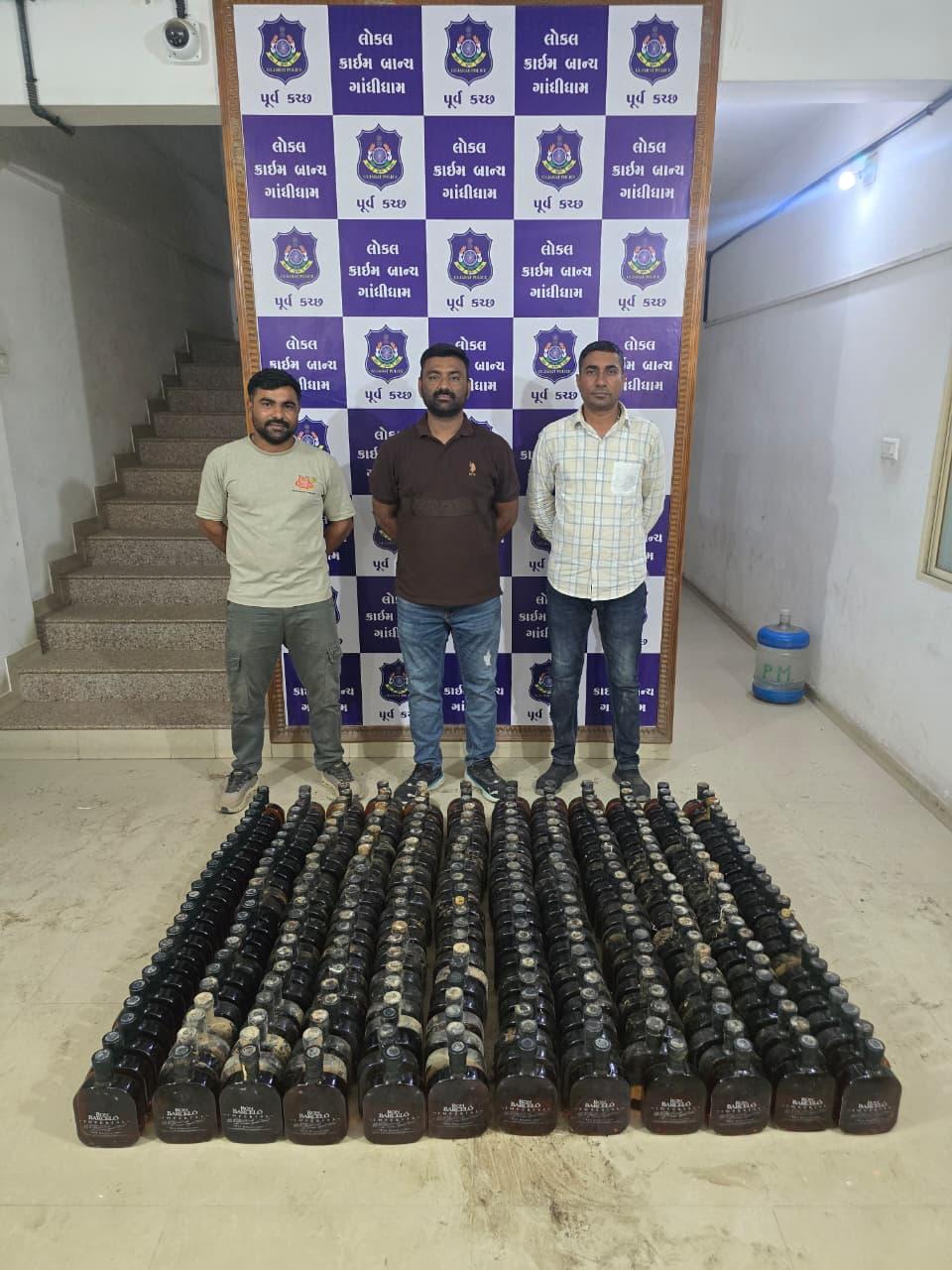 <p><span style="color: rgb(224, 62, 45);" data-mce-style="color: rgb(224, 62, 45);"><strong>કચ્છ : વરસામેડીમાં પૂર્વ કચ્છ LCBની મોટી કાર્યવાહી :</strong></span> ઓરડીમાં ગુપ્ત ભોંયરૂ બનાવી છુપાવેલો લાખોનો દારૂ ઝડપાયો... </p>