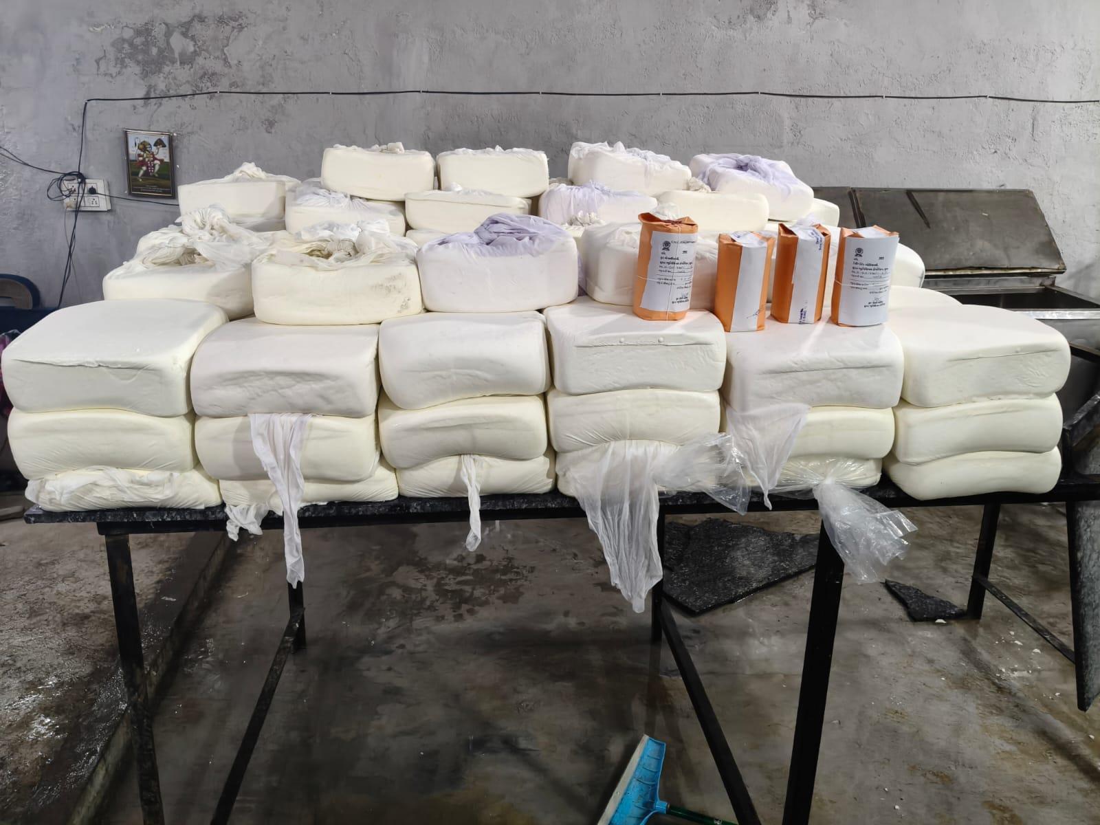 <p><span style="color: rgb(224, 62, 45);" data-mce-style="color: rgb(224, 62, 45);"><strong>પનીરના નામે પામ ઓઇલનું વેચાણ! </strong></span>સુરત SOGએ પાંડેસરામાંથી ઝડપાયેલા 1401 કિલો પનીરનો રિપોર્ટ આવ્યો ફેલ, <strong>વેપારી સામે નોંધાશે ગુનો...</strong></p>