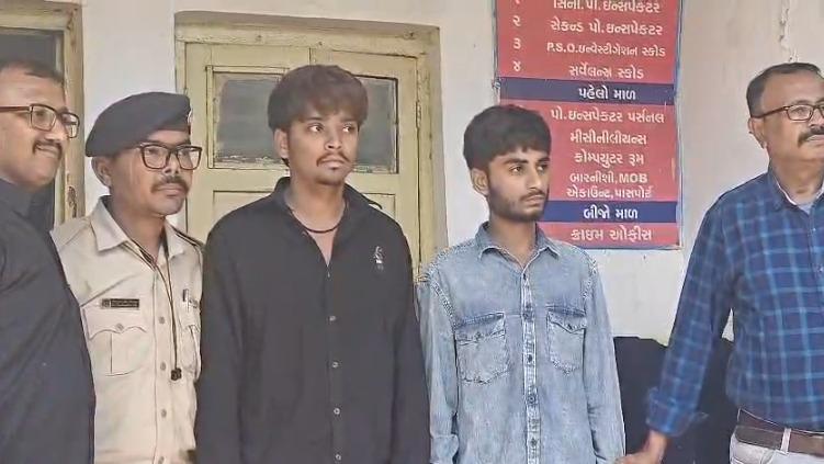 <p>અમદાવાદ : <span style="color: rgb(224, 62, 45);" data-mce-style="color: rgb(224, 62, 45);"><strong>જૂની અદાવતમાં થાર ગાડીમાં કરી હતી તોડફોડ, બે આરોપીની ધરપકડ,</strong></span> મુખ્ય આરોપીને પકડવા પોલીસ તપાસ તેજ... </p>