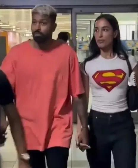 <p><span style="color: rgb(224, 62, 45);" data-mce-style="color: rgb(224, 62, 45);"><strong>"ટીમ મુંબઈથી અલગ, ગર્લફ્રેન્ડ સંગ"</strong></span> દિલ્હી પહોંચતા જ હાર્દિક પંડ્યા અને મહિકા શર્માનો વીડિયો વાયરલ</p>