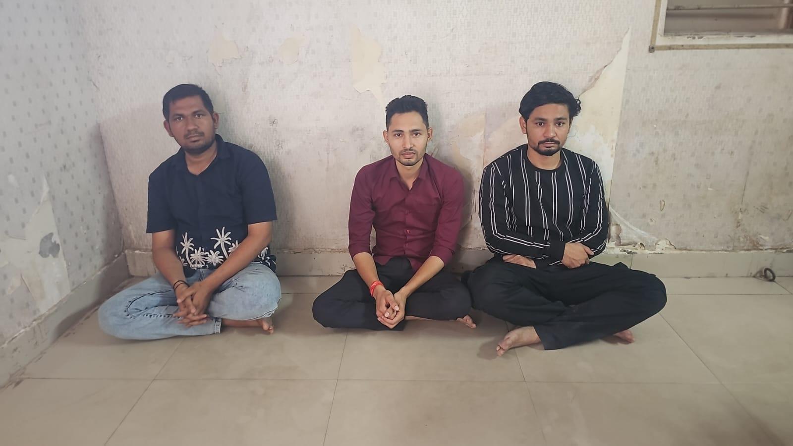 <p><span style="color: rgb(224, 62, 45);" data-mce-style="color: rgb(224, 62, 45);"><strong>અમદાવાદ : પ્રેમ પ્રકરણ અને સાસરિયાના ત્રાસથી કંટાળી મહિલાએ કરી આત્મહત્યા,</strong></span> 4 લોકોની પોલીસે કરી ધરપકડ</p>