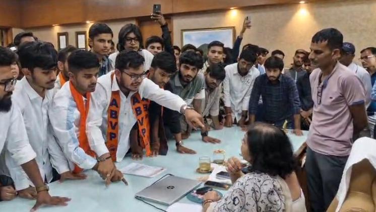 <p><span style="color: rgb(224, 62, 45);" data-mce-style="color: rgb(224, 62, 45);"><strong>ગુજરાત યુનિવર્સિટી હોસ્ટેલમાં સુવિધાઓના નામે ‘મીંડું’? :</strong></span> સુવિધાઓના અભાવે વિદ્યાર્થીઓ પરેશાન, ABVPએ યુનિવર્સિટી પ્રશાસનને આપ્યું 48 કલાકનું અલ્ટીમેટમ...</p>