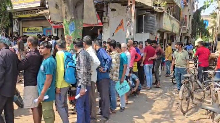 <p><span style="color: rgb(224, 62, 45);" data-mce-style="color: rgb(224, 62, 45);"><strong>યુદ્ધની અસર સુરત સુધી : </strong></span>પાંડેસરામાં 5 કિલોના ગેસના બાટલા માટે લોકોની પડાપડી, <strong>લોકો મુશ્કેલીમાં મુકાયા...</strong></p>