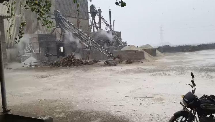 <p><span style="color: rgb(224, 62, 45);" data-mce-style="color: rgb(224, 62, 45);"><strong>વાદળછાયું આકાશ અને નુકસાનનો ડર : </strong></span>કચ્છ, ભચાઉ સહિત અંજાર-ગાંધીધામમાં કમોસમી વરસાદ ખાબક્યો, ખેડૂતો ચિંતાતુર... </p>