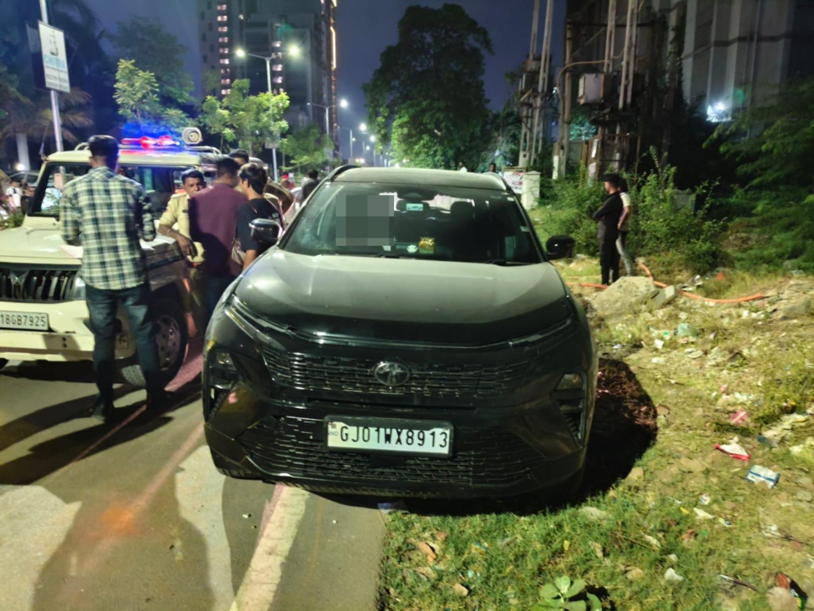 <p><span style="color: rgb(224, 62, 45);" data-mce-style="color: rgb(224, 62, 45);"><strong>કારમાં જ થંભી ગયા જીવનના ધબકાર : </strong></span>અમદાવાદના સોલામાં કારમાં બેઠેલાં 45 વર્ષીય શખ્સનું હાર્ટ એટેકથી કરૂણ મોત... </p>