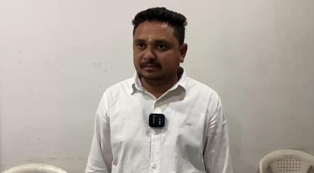 <p><span style="color: rgb(224, 62, 45);" data-mce-style="color: rgb(224, 62, 45);"><strong>ધીરુભાઈ સરવૈયાના પુત્ર દિલીપ સરવૈયાની રાજકારણમાં એન્ટ્રી :</strong></span> લોધિકા બેઠક પર નોંધાવી દાવેદારી...</p>