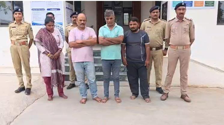 <p><span style="color: rgb(224, 62, 45);" data-mce-style="color: rgb(224, 62, 45);"><strong>સાણંદ : રીક્ષામાં લિફ્ટ આપવાના બહાને લોકોને લૂંટતી ગેંગનો પર્દાફાશ :</strong></span> સોનાના બટન લૂંટી વૃદ્ધને માર મારનાર પ્રકાશ પટણી સહિત 4 આરોપી જેલભેગા... </p>