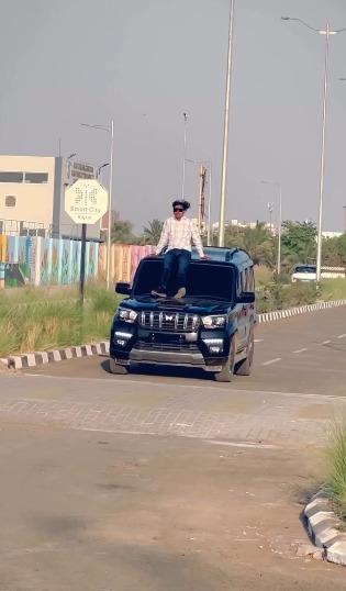 <p><span style="color: rgb(224, 62, 45);" data-mce-style="color: rgb(224, 62, 45);"><strong>કારની અંદર નહીં, હવે આગળ બેસીને કર્યો સ્ટંટ, </strong></span>રાજકોટના 'અટલ સરોવર' પાસે નબીરાનો જીવલેણ સ્ટંટબાજીનો વિડીયો વાઇરલ... </p>