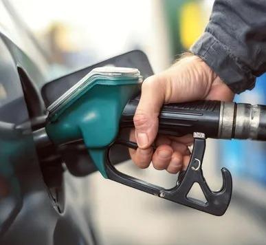 <p><span style="color: rgb(224, 62, 45);" data-mce-style="color: rgb(224, 62, 45);"><strong>ભારતમાં 100 ને પાર, અહીં માત્ર 2 રૂપિયા! </strong></span>જાણો કયો છે આ દેશ જ્યાં પેટ્રોલના ભાવ સાંભળીને તમે પણ ત્યાં રહેવા ઈચ્છશો</p>