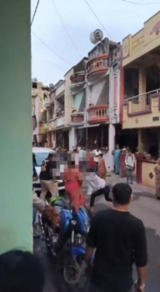 <p>સુરત : <span style="color: rgb(224, 62, 45);" data-mce-style="color: rgb(224, 62, 45);"><strong>ડીંડોલીમાં નજીવી બાબતે બોલાચાલી બાદ યુવક પર બીજા યુવકે હથિયારથી કર્યો હુમલો, </strong></span>ઇજાગ્રસ્તને હોસ્પિટલ ખસેડાયો...</p>