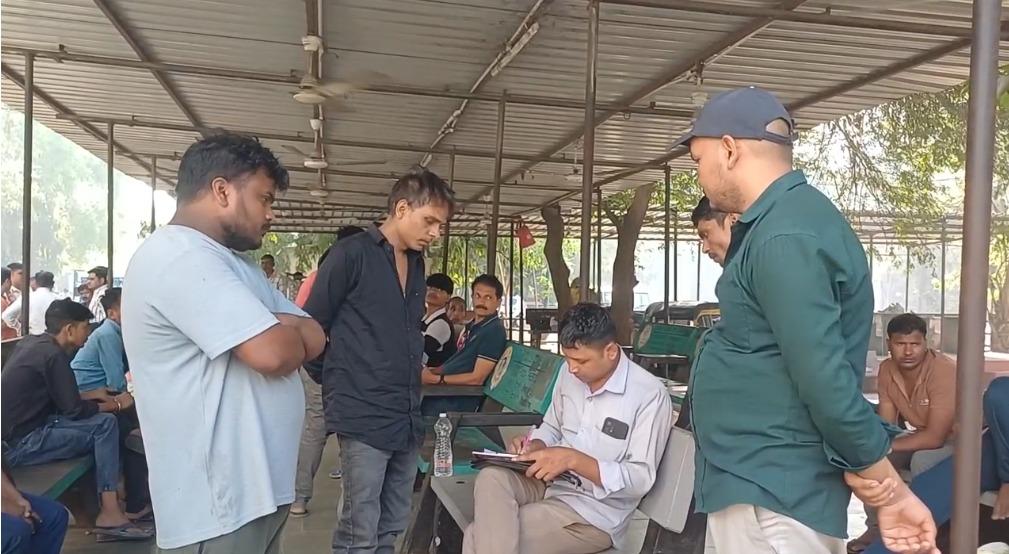 <p><span style="color: rgb(224, 62, 45);" data-mce-style="color: rgb(224, 62, 45);"><strong>સુરતમાં કાળજું કંપાવતી ઘટના : </strong></span>ઘર પાસે રમતી 4 વર્ષની બાળકી નહેરમાં પડી, સિવિલમાં તબીબોએ મૃત જાહેર કરી... </p>