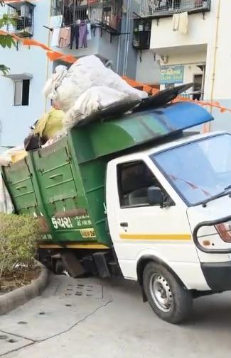 <p><span style="color: rgb(224, 62, 45);" data-mce-style="color: rgb(224, 62, 45);"><strong>બે પૈડાં રસ્તા પર હવામાં લટકતા ને બે ગટરની અંદર</strong></span>! અમરોલીમાં SMCની કચરાની ગાડી ગટરમાં ફસાતા ભારે જહેમત બાદ બહાર કઢાઈ...</p>