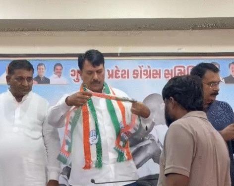 <p>બગદાણા કેસના પીડિતની રાજકીય એન્ટ્રી:<strong> <span style="color: rgb(224, 62, 45);">નવનીત બાલધિયાએ પકડ્યો કોંગ્રેસનો પંજો,</span></strong> કહ્યું- 'તક મળશે તો ચોક્કસ ચૂંટણી લડીશ'</p>