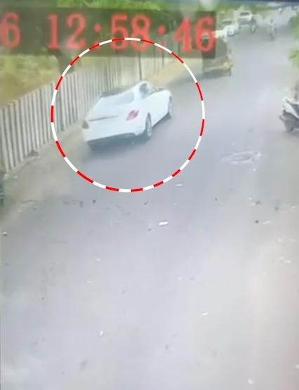 <p><span style="color: rgb(224, 62, 45);" data-mce-style="color: rgb(224, 62, 45);"><strong>નશામાં કે ગફલતમાં? </strong></span>રાજકોટની શ્રેયસ સોસાયટીમાં સ્પીડમાં આવેલી મર્સિડીઝે 2 કાર અને 3 એક્ટિવાને ઉડાવતા અફરાતફરી</p>