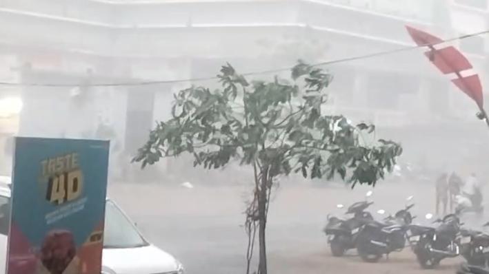 <p><span style="color: rgb(224, 62, 45);" data-mce-style="color: rgb(224, 62, 45);"><strong>અમદાવાદના વસ્ત્રાલ વિસ્તારોમાં ધૂળની ડમરીઓ બાદ કરા સાથે વરસાદ તૂટી પડ્યો....</strong></span>વાતાવરણમાં પ્રસરી ઠંડક</p>