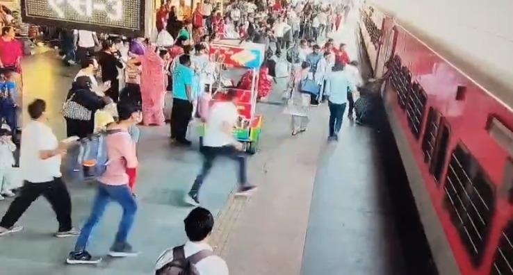 <p><span style="color: rgb(224, 62, 45);" data-mce-style="color: rgb(224, 62, 45);"><strong>સલામ છે સુરત રેલવે પોલીસને!</strong></span> ચાલુ ટ્રેને ચડવા જતાં પટકાયેલી મહિલા માટે ‘દેવદૂત’ બન્યા GRPના જવાનો...</p>