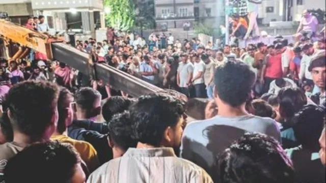 <p><span style="color: rgb(224, 62, 45);" data-mce-style="color: rgb(224, 62, 45);"><strong>ગમખ્વાર અકસ્માત :</strong></span> નાસિકમાં કાર કૂવામાં ખાબકી, એક જ પરિવારના 9 સભ્યોના મોત... </p>