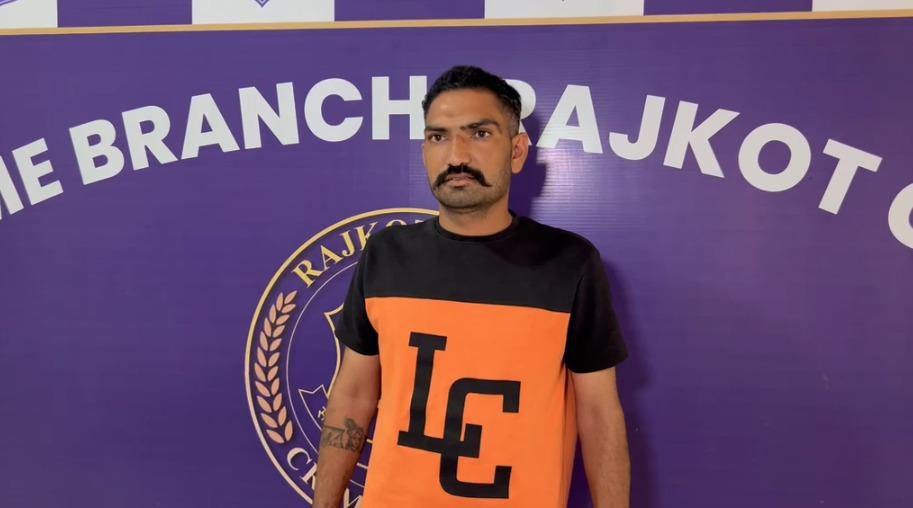 <p><span style="color: rgb(224, 62, 45);" data-mce-style="color: rgb(224, 62, 45);"><strong>રાજકોટ : </strong></span>હિસ્ટ્રી શીટર ભાવેશ વાણવી મર્ડર કેસનો મુખ્ય આરોપી હમીર જોગરાણા આખરે પોલીસના સકંજામાં...</p>