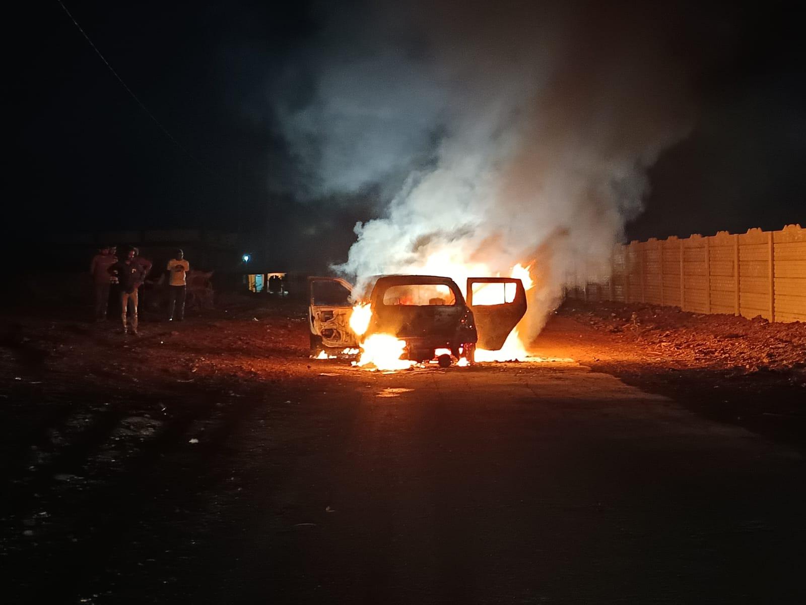 <p><span style="color: rgb(224, 62, 45);" data-mce-style="color: rgb(224, 62, 45);"><strong>સુલતાનપુર : </strong></span>બહારગામ જતાં પરિવારની કારમાં અચાનક લાગી આગ, <strong>સમયસૂચકતાથી મોટી જાનહાનિ ટળી... </strong></p>