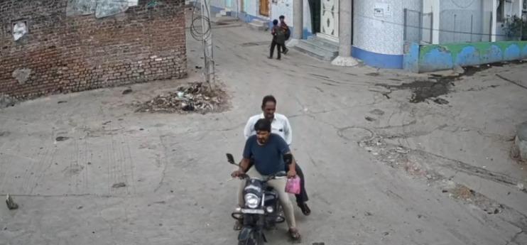 <p><span style="color: rgb(224, 62, 45);" data-mce-style="color: rgb(224, 62, 45);"><strong>ખંભાળિયાના સલાયામાં ચાલુ બાઈકે યુવકને હાર્ટ એટેક આવ્યો,</strong></span> અંતિમ ક્ષણોના CCTV ફૂટેજ જોઈ કાળજું કંપી જશે...</p>