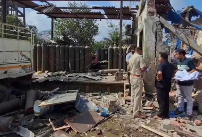 <p><span style="color: rgb(224, 62, 45);" data-mce-style="color: rgb(224, 62, 45);"><strong>દાદરા નગર હવેલીમાં ગેસના ગોડાઉનમાં પ્રચંડ બ્લાસ્ટ... </strong></span>4 ના કરુણ મોત, 4 ગંભીર રીતે ઈજાગ્રસ્ત</p>