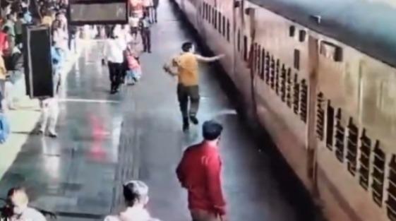 <p><span style="color: rgb(224, 62, 45);" data-mce-style="color: rgb(224, 62, 45);"><strong>સુરતમાં ‘રામ રાખે તેને કોણ ચાખે’ કહેવત થઈ સાર્થક : </strong></span>અડધી મિનિટ સુધી ટ્રેન યુવકની ઉપરથી પસાર થઈ, છતાં પોલીસની સતર્કતાએ યુવકને આપ્યું નવજીવન...</p>