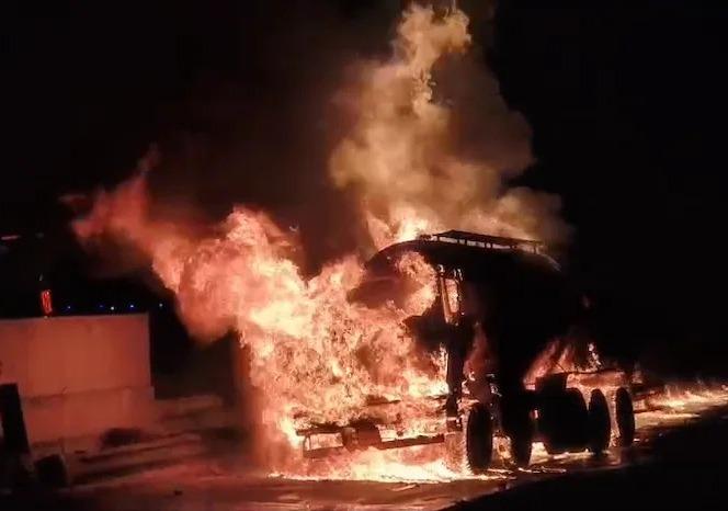 <p><span style="color: rgb(224, 62, 45);" data-mce-style="color: rgb(224, 62, 45);"><strong>વડોદરામાં એસિડ ભરેલું ટેન્કર બળીને ખાખ,</strong></span> હાઈવે પર આગનું તાંડવ</p>