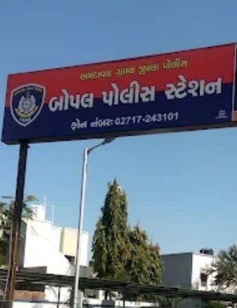 <p><strong><span style="color: rgb(224, 62, 45);" data-mce-style="color: rgb(224, 62, 45);">માત્ર પાર્કિંગ માટે આટલો ગુસ્સો? </span></strong>બોપલમાં ડિલિવરી બોય અને રહેવાસીઓ વચ્ચે અથડામણ, બે ભાઈઓ ઘાયલ</p>